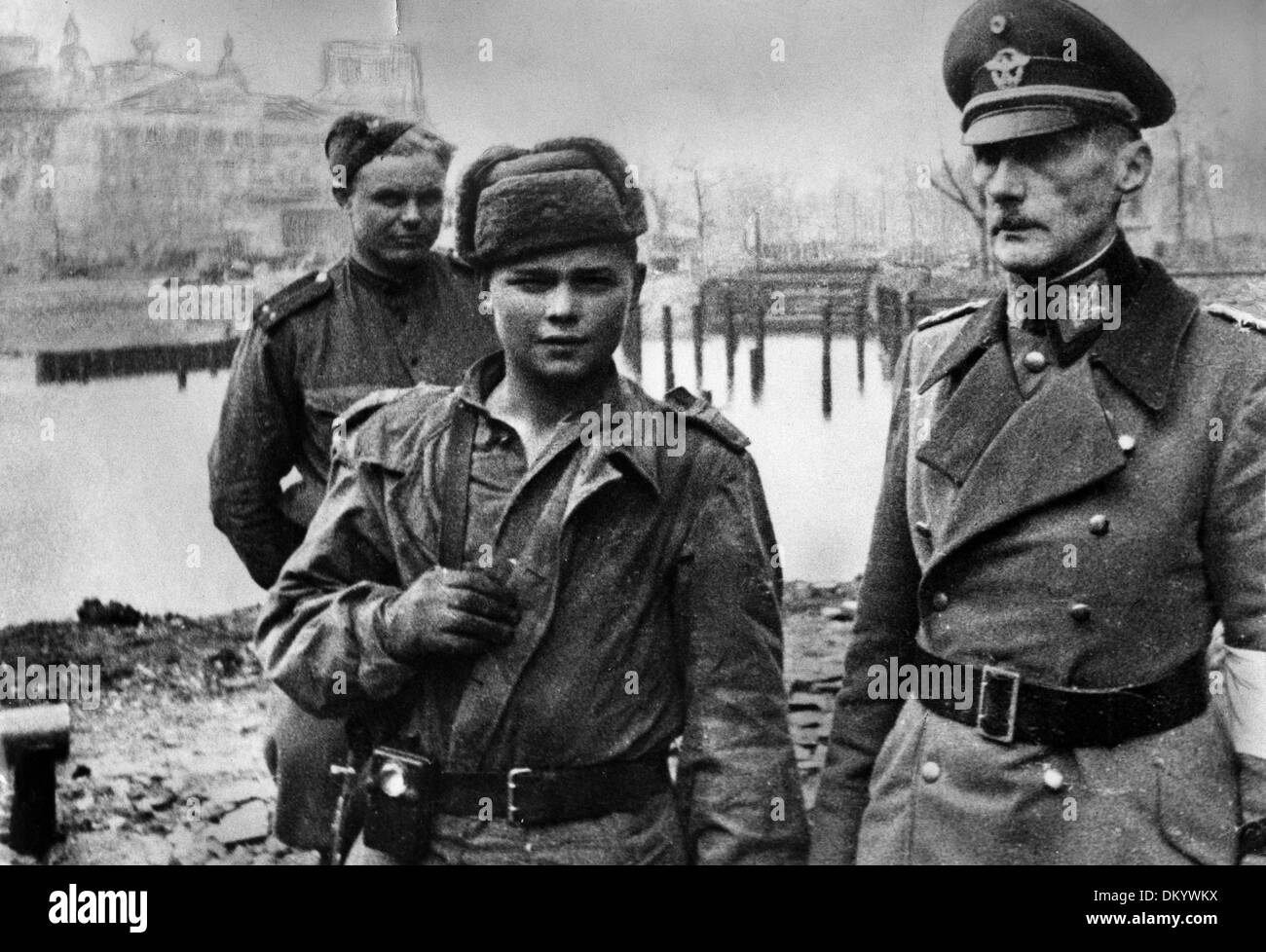 Sowjetische Soldaten nehmen einen General der deutschen Wehrmacht als Gefangenen während der Gefangennahme Berlins im Mai 1945 (Bild wurde retuschiert.) Fotoarchiv für Zeitgeschichte Stockfoto