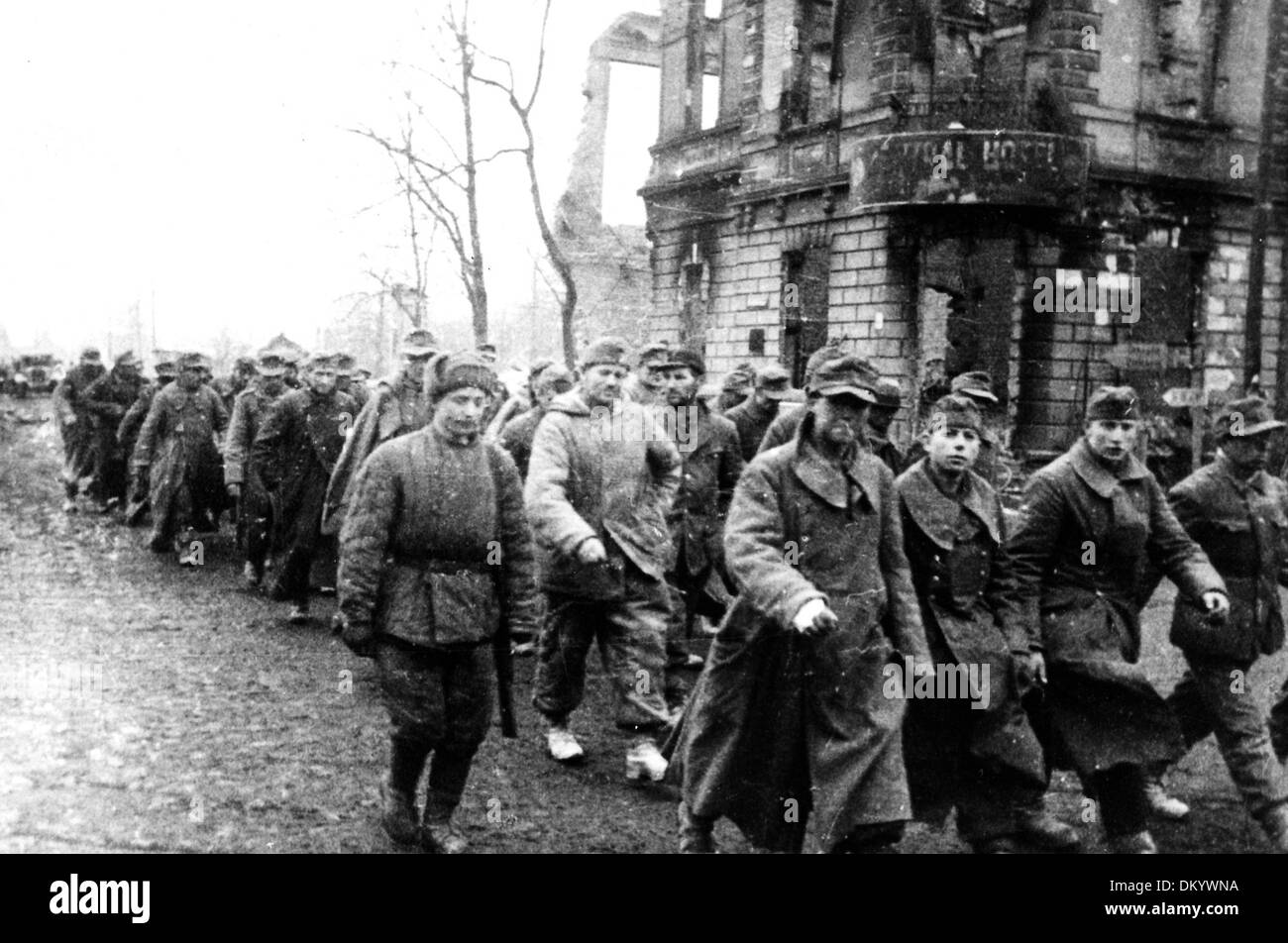 Soldaten der deutschen Wehrmacht werden im April 1945 von der Roten Armee in Berlin als Gefangene genommen. Fotoarchiv für Zeitgeschichte Stockfoto