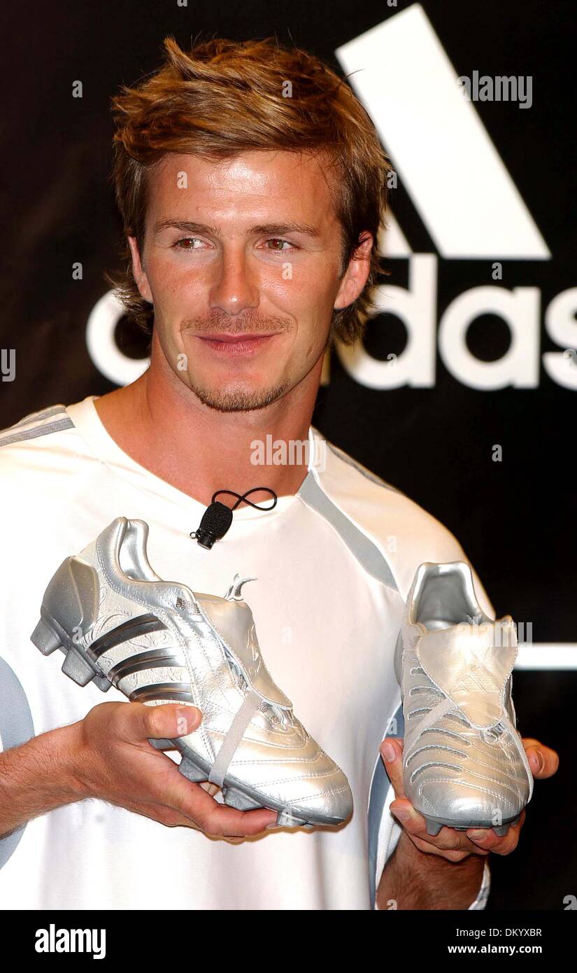 21. Oktober 2001 - K43542AR. FUßBALL-SUPERSTAR DAVID BECKHAM UND ADIDAS  SEINE NEUE PREDATOR UND PREDATOR PULSE BOOT PRODUKTLINIE ZU ENTHÜLLEN.  ADIDAS SPORT PERFORMANCE STORE IN NEW YORK CITY. 01.06.2005. ANDREA  RENAULT-(Kredit-Bild: ©