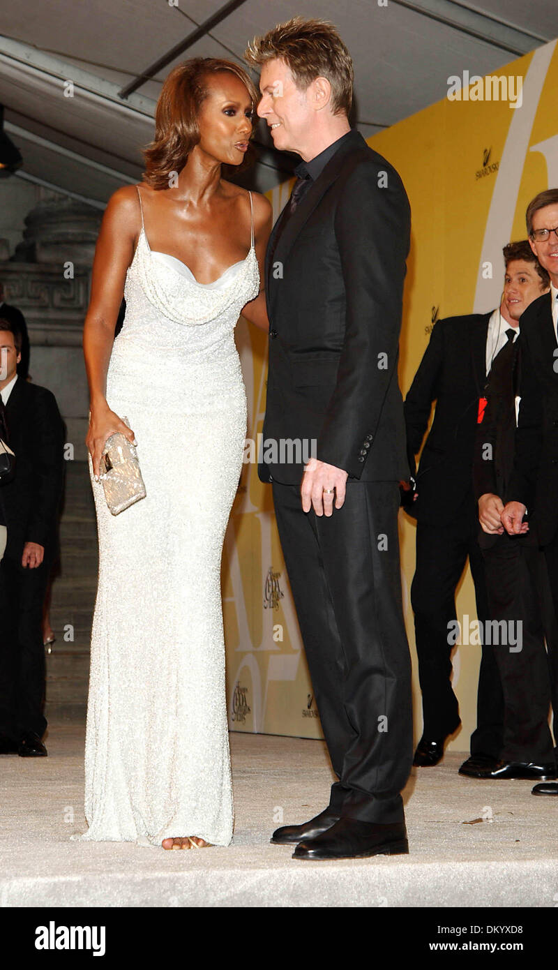 27. Oktober 2001 - K43593AR. DIE 2005 CFDA FASHION AWARDS IN NEW YORK PUBLIC LIBRARY, NEW YORK CITY 06.06.2005. ANDREA RENAULT-DAVID BOWIE IMAN(Credit Image: © Globe Photos/ZUMAPRESS.com) Stockfoto
