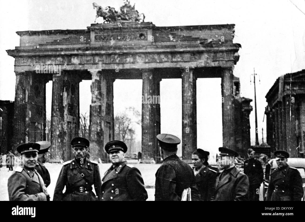 Ende des Krieges in Berlin im Jahr 1945 - Georgy Zhukov (l, sowjetischer Marschall), Arthur Pieck (2 l, Offizier der Roten Armee und Dolmetscher für Bersarin) und Nikolai Berzarin (3 l, erster sowjetischer Befehlshaber von Berlin) werden während einer Stadtbesichtigung vor dem Brandenburger Tor abgebildet. Fotoarchiv für Zeitgeschichte Stockfoto