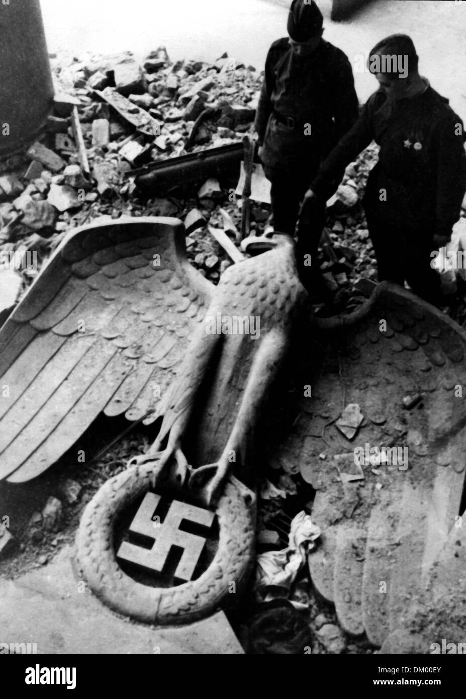 Das Ende des Krieges in Berlin im Jahr 1945 - sowjetische Soldaten werden mit einem gestürzten Reichsadler (Kaiseradler) mit Hakenkreuz dargestellt. Fotoarchiv für Zeitgeschichte Stockfoto