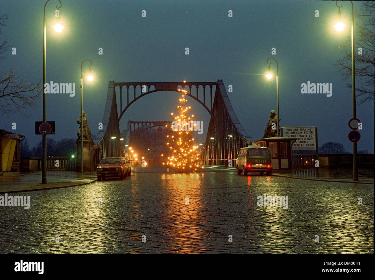 Ein Weihnachtsbaum ist Glienicker Brücke in West-Berlin 1987 abgebildet. Die Grenze zwischen Ost- und Westdeutschland ging über die Brücke, so dass es unmöglich für die Menschen zu überqueren. Jedes Jahr zur Weihnachtszeit, Aufmachungen die Regierung von West-Berliner ein Weihnachtsbaum. Foto: Paul Glaser Stockfoto