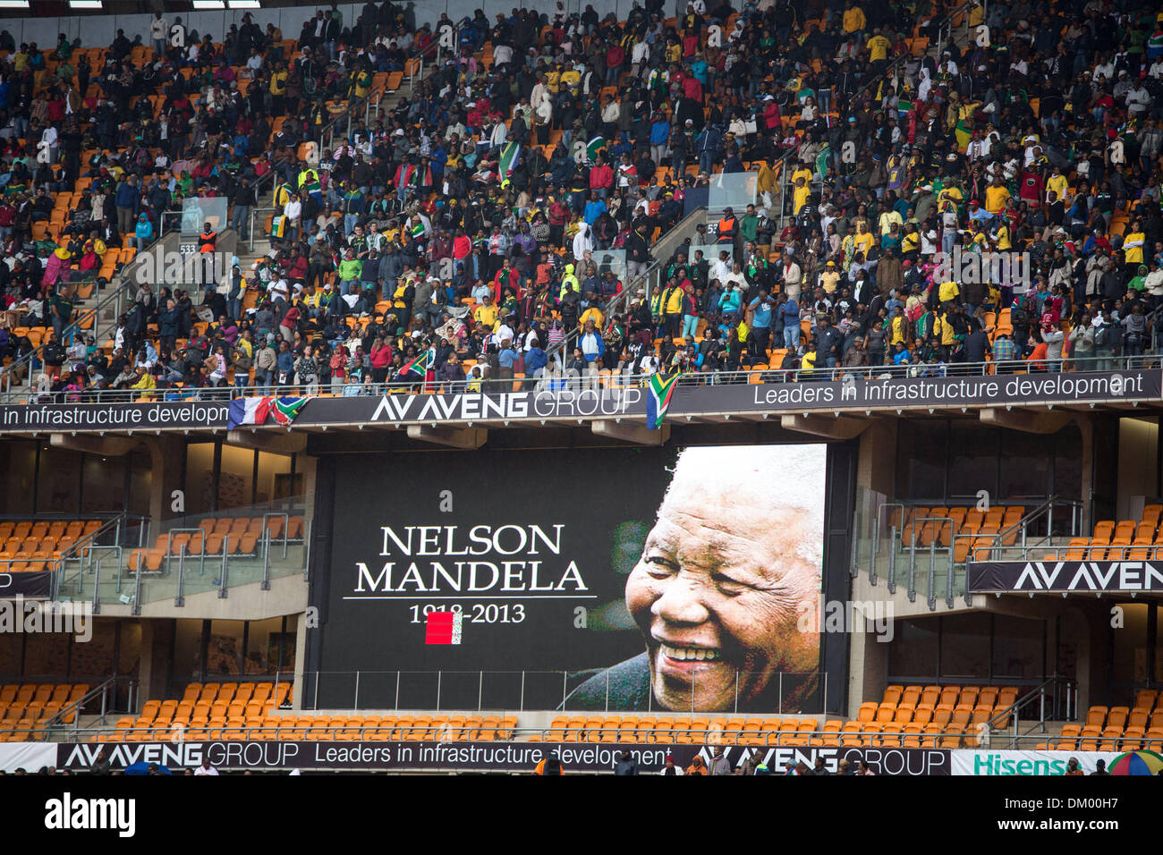 Soweto, Südafrika. 10. Dezember 2013. Menschenmengen füllen die obere Ebene des FNB-Stadion, da es vor dem ehemaligen Präsidenten Nelson Mandela Trauerfeier am 10. Dezember 2013 in Soweto, Südafrika regnet. Der Vater der Nation starb ruhig am Abend des 5. Dezember 2013 in seinem Haus in Houghton mit Familie. Er wird in Qunu für die offiziellen Staatsbegräbnis am 15. Dezember 2013 begraben werden. Bildnachweis: Gallo Bilder/Alamy Live News Stockfoto