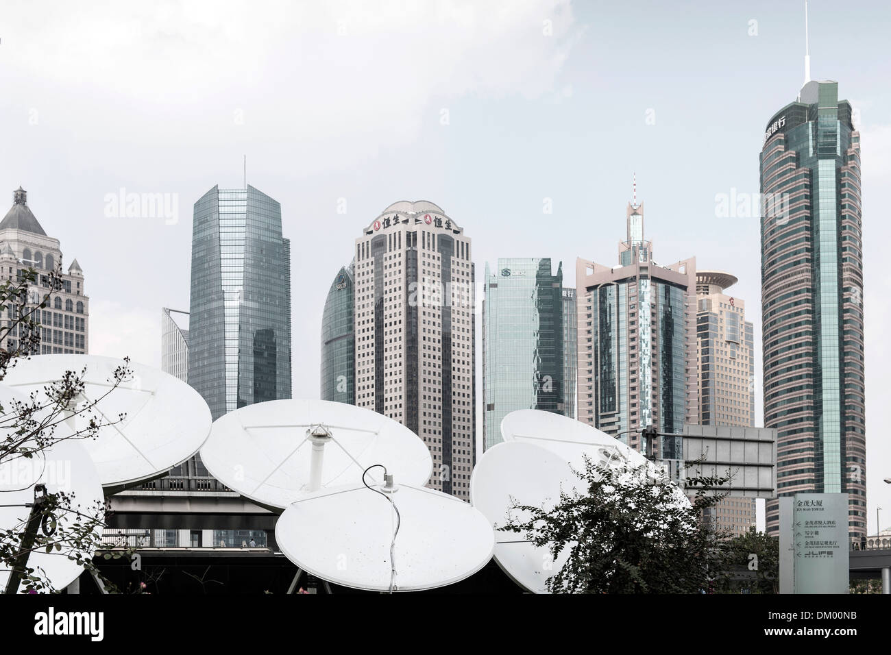 Skyline und Satelliten-Gerichte, Lujiazui, Pudong, Shanghai, China Stockfoto