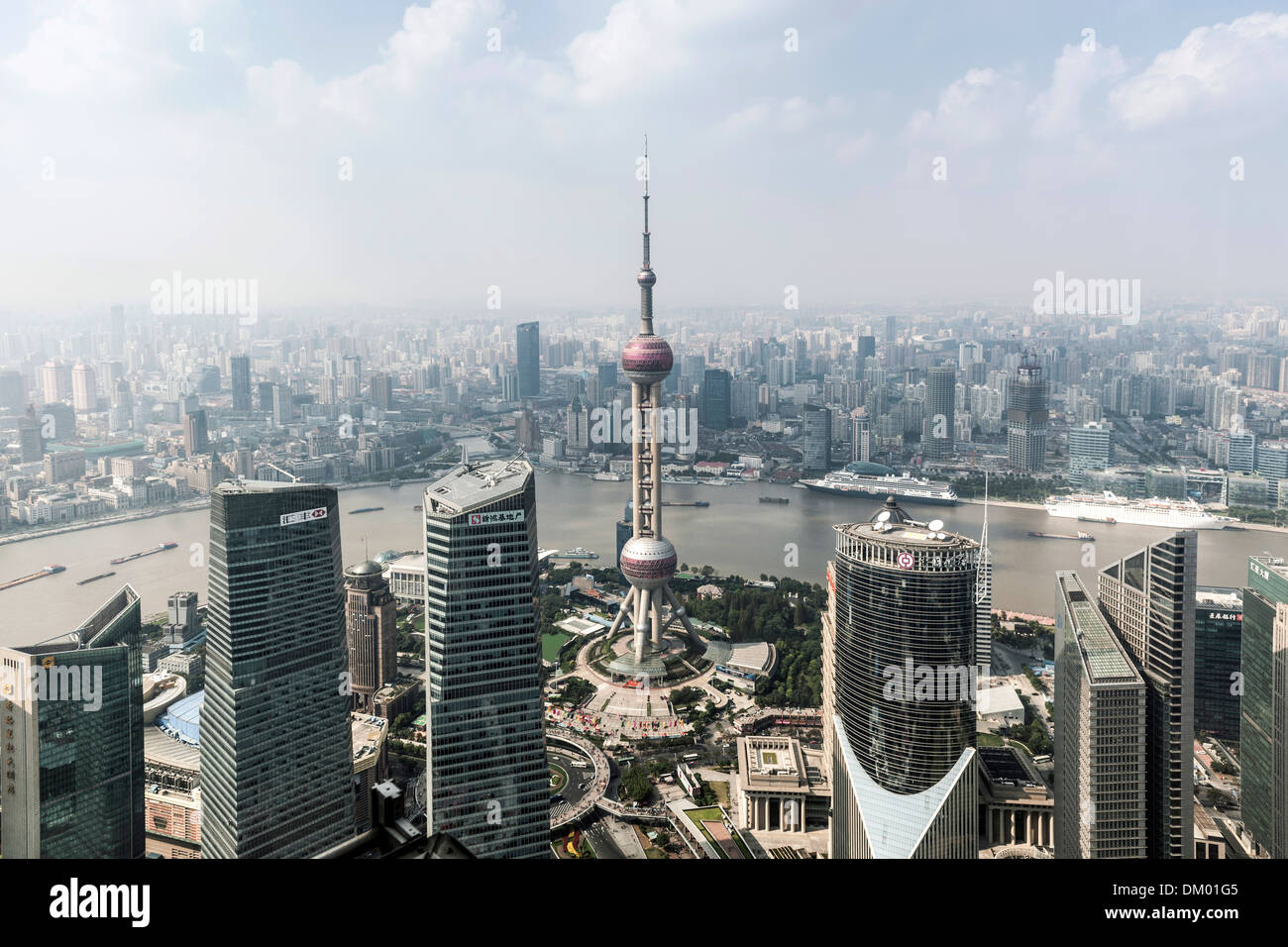 Blick auf den Oriental Pearl Tower, Finanzviertel Lujiazui, Pudong, Shanghai, China Stockfoto