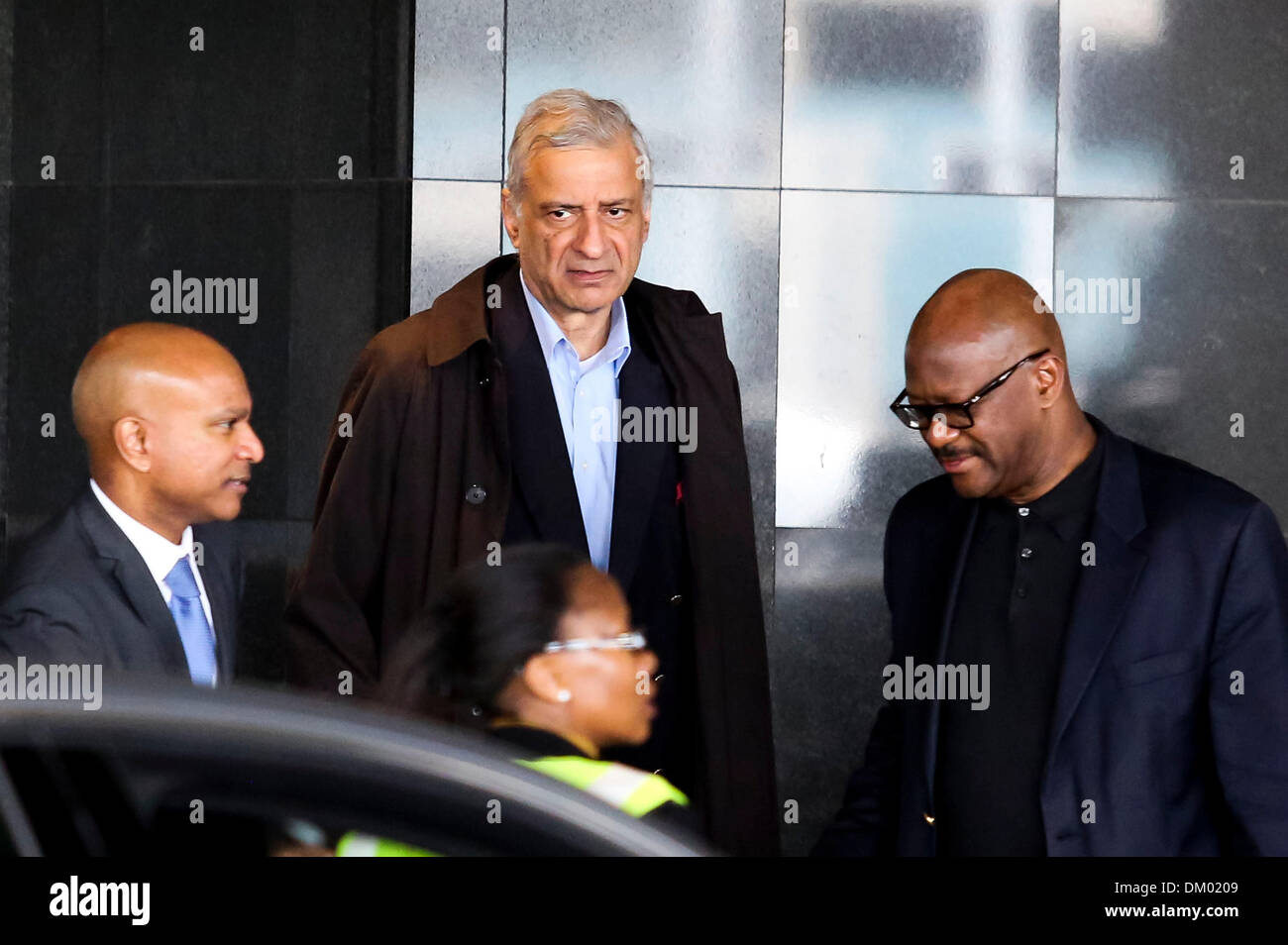 Soweto, Südafrika. 10. Dezember 2013. Commonwealth-Generalsekretär Kamalesh Sharma, kommt am Flughafen OR Tambo vor der Trauerfeier für den früheren Präsidenten Nelson Mandela das FNB-Stadion in Johannesburg, am 10. Dezember 2013 in Soweto, Südafrika stattfinden wird. Der Vater der Nation starb ruhig am Abend des 5. Dezember 2013 in seinem Haus in Houghton mit Familie. Er wird in Qunu für die offiziellen Staatsbegräbnis am 15. Dezember 2013 begraben werden. Bildnachweis: Gallo Bilder/Alamy Live News Stockfoto