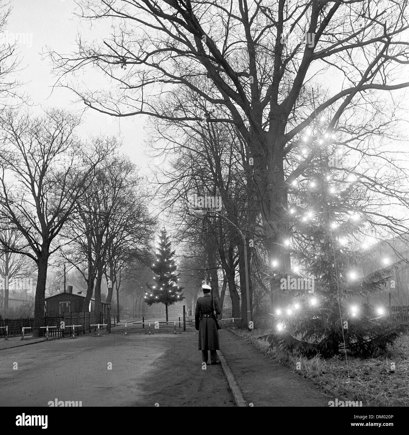 Blick auf den Weihnachtsbaum an der innerdeutschen Grenze an der Berliner Straße in der Nähe von Hermsdorf - ein Weihnachtsbaum ist im Dezember 1958 auf der West-Berliner Seite (R), eine in den sowjetischen Sektor abgebildet. Foto: zbarchiv Stockfoto