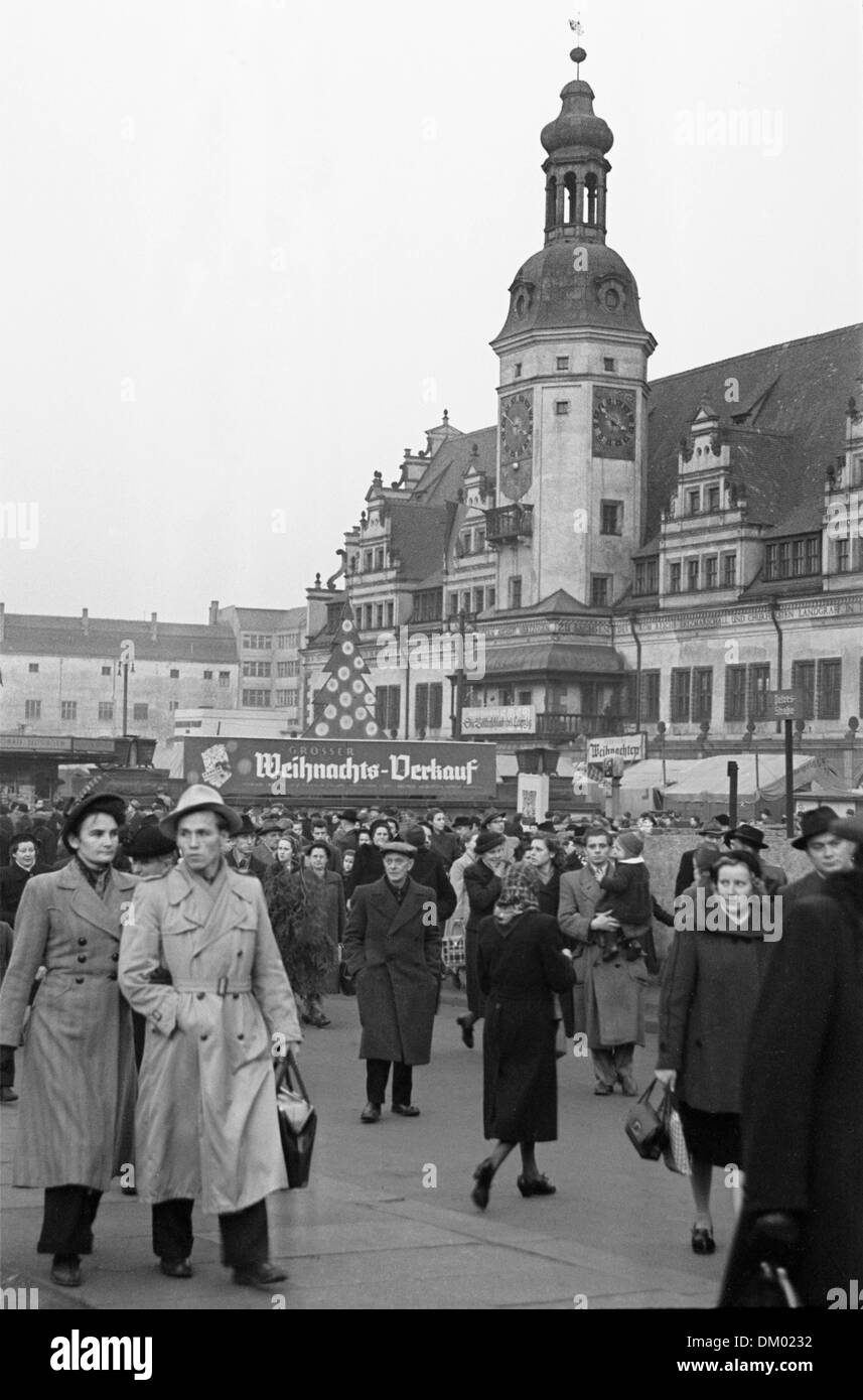 Weihnachtsgeschäft auf den Markt vor dem alten Rathaus in Leipzig, Deutschland, undatiertes Foto (1953). Foto: Deutsche Fotothek/Rössing Stockfoto