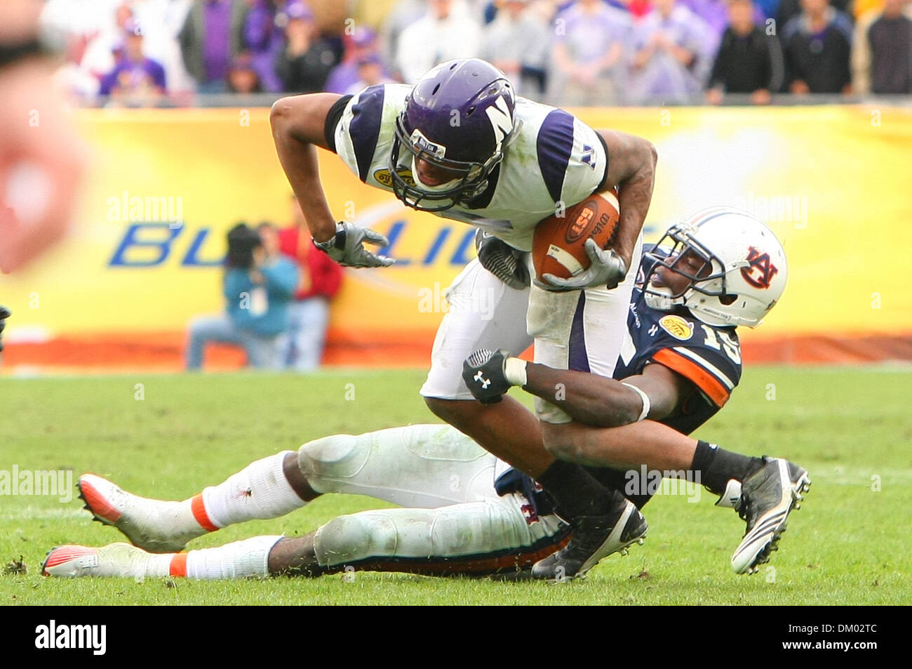 1. Januar 2010 - Tampa, Florida, USA - 1. Januar 2010: Northwestern Wide Receiver Charles Brown #6 ist nach unten von Auburn Cornerback 25ste Thorpe #15 gerungen. Auburn Tigers führte die Northwestern Wildcats 21-7 bei der Hälfte in das Outback Bowl im Raymond James Stadium in Tampa, Florida. (Kredit-Bild: © Margaret Bowles/Southcreek Global/ZUMApress.com) Stockfoto