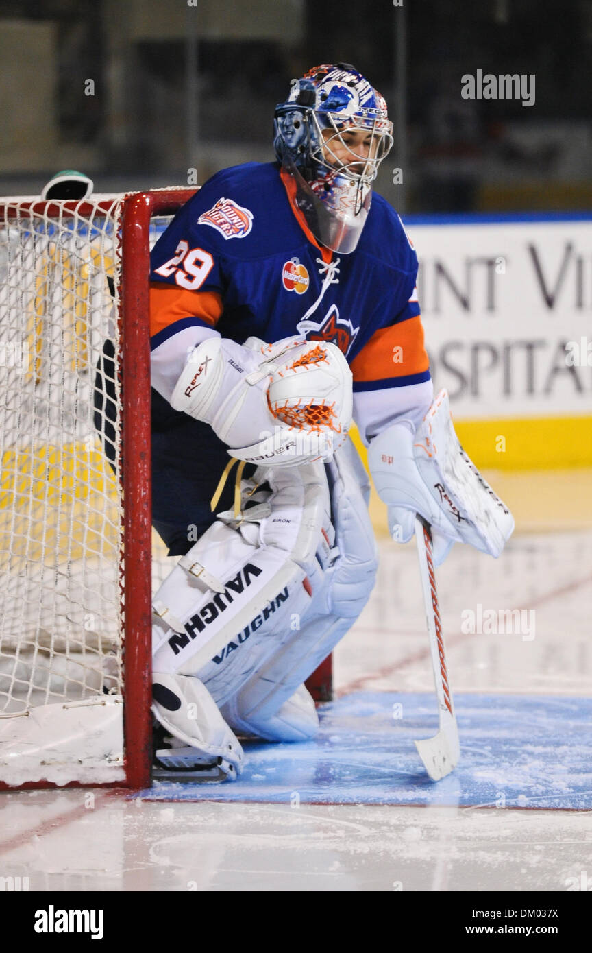 3. Januar 2010 - Worcester, Massachusetts, USA - 3. Januar 2010: Bridgeport Torhüter Rick DiPietro (29) am Anfang der dritten Periode. Die Worcester Sharks besiegten die Bridgeport Sound Tigers 4 - 3 an der DCU Center in Worcester, Massachusetts. (Kredit-Bild: © Geoff Bolte/Southcreek Global/ZUMApress.com) Stockfoto