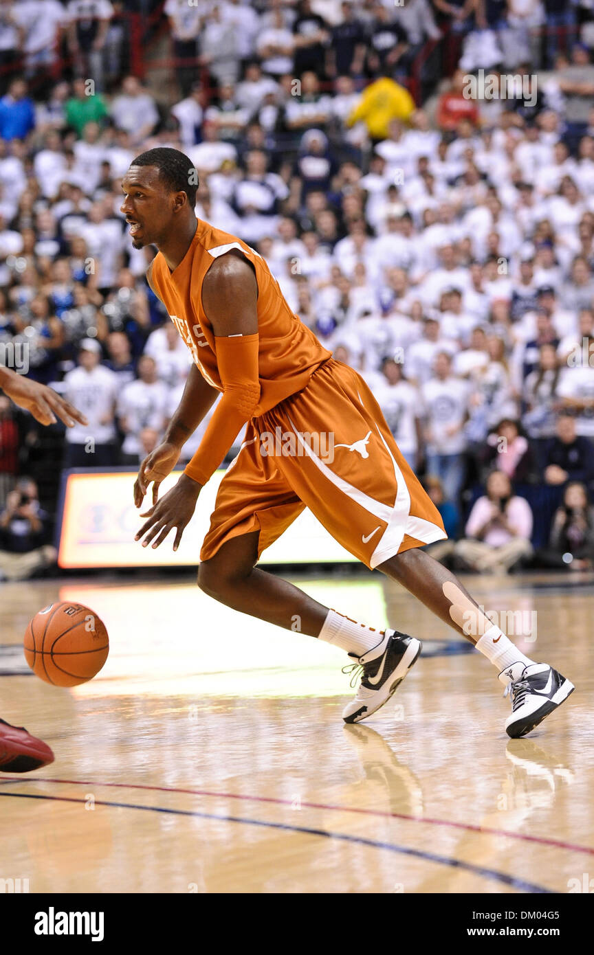 23. Januar 2010 - Storrs, Connecticut, USA - 23. Januar 2010: Handspiel von Texas Jordan Hamilton (23) während der Spielaktion in der ersten Hälfte. #21 UConn verärgert #1 Texas 88-74 in Gampel Pavilion in Storrs, Connecticut. (Kredit-Bild: © Geoff Bolte/Southcreek Global/ZUMApress.com) Stockfoto