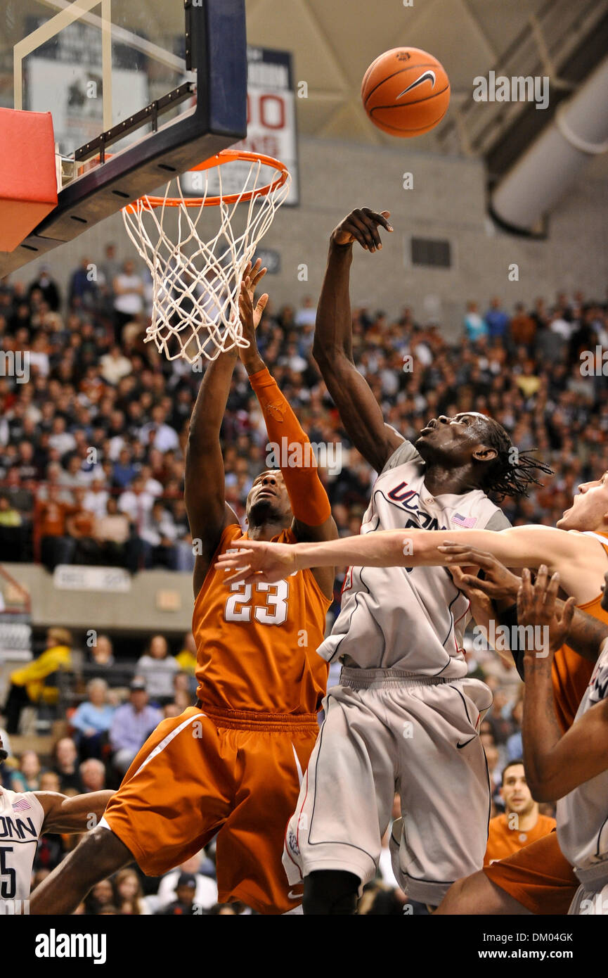 23. Januar 2010 - Storrs, Connecticut, USA - 23. Januar 2010: Texas Jordan Hamilton (23) wird während der Spielaktion in der zweiten Hälfte von Connecticuts Ater Majok (5) blockiert. #21 UConn verärgert #1 Texas 88-74 in Gampel Pavilion in Storrs, Connecticut. (Kredit-Bild: © Geoff Bolte/Southcreek Global/ZUMApress.com) Stockfoto