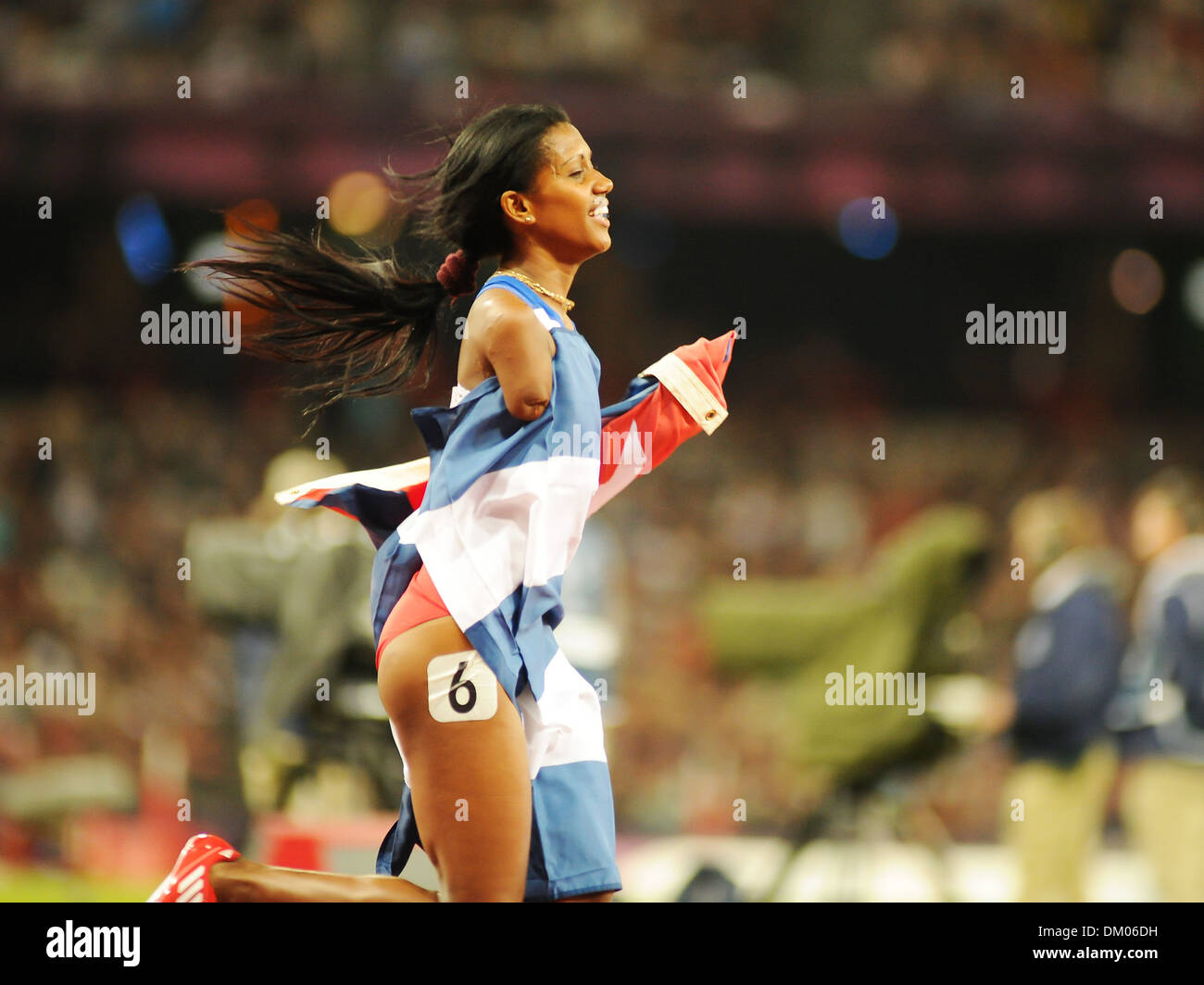 Yunidis Castillo (CUB) gewinnt Goldmedaille wie Sally Brown (GBR) Oberflächen im 6. Frauen 100m T46 Finale während Tag 6 der Stockfoto