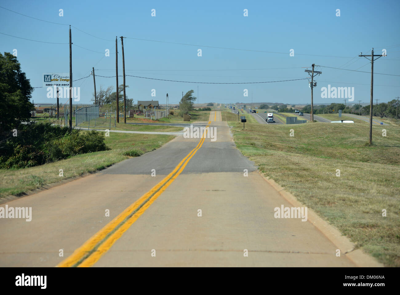 Alten Route 66 schlängelt sich zwischen Oklahoma, jetzt oft durch neue Autobahnen, die alte zweispurige schwarz oben ruhig gelassen wird umgangen Stockfoto