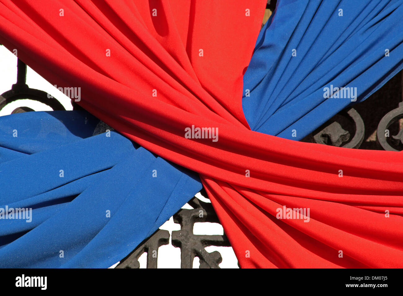 Eine Schärpe, die blauen und roten Tuch drapiert über ein Stahlgeländer in Quito, Ecuador Stockfoto