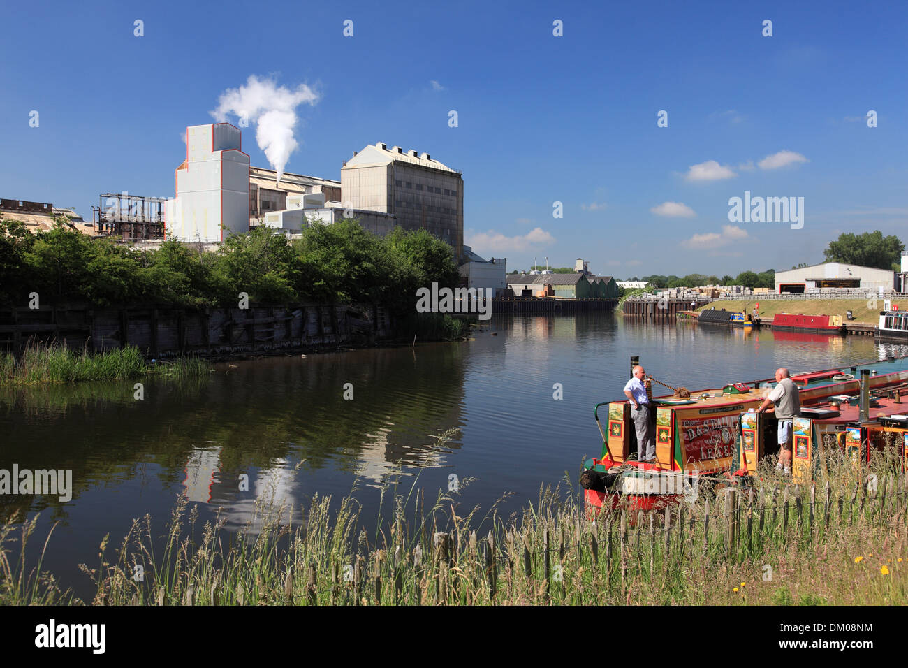 Narrowboats vertäut am Fluss Weaver wartet bis die Anderton Aufzug bei Winnington, Northwich gegenüber der Tata arbeitet Stockfoto