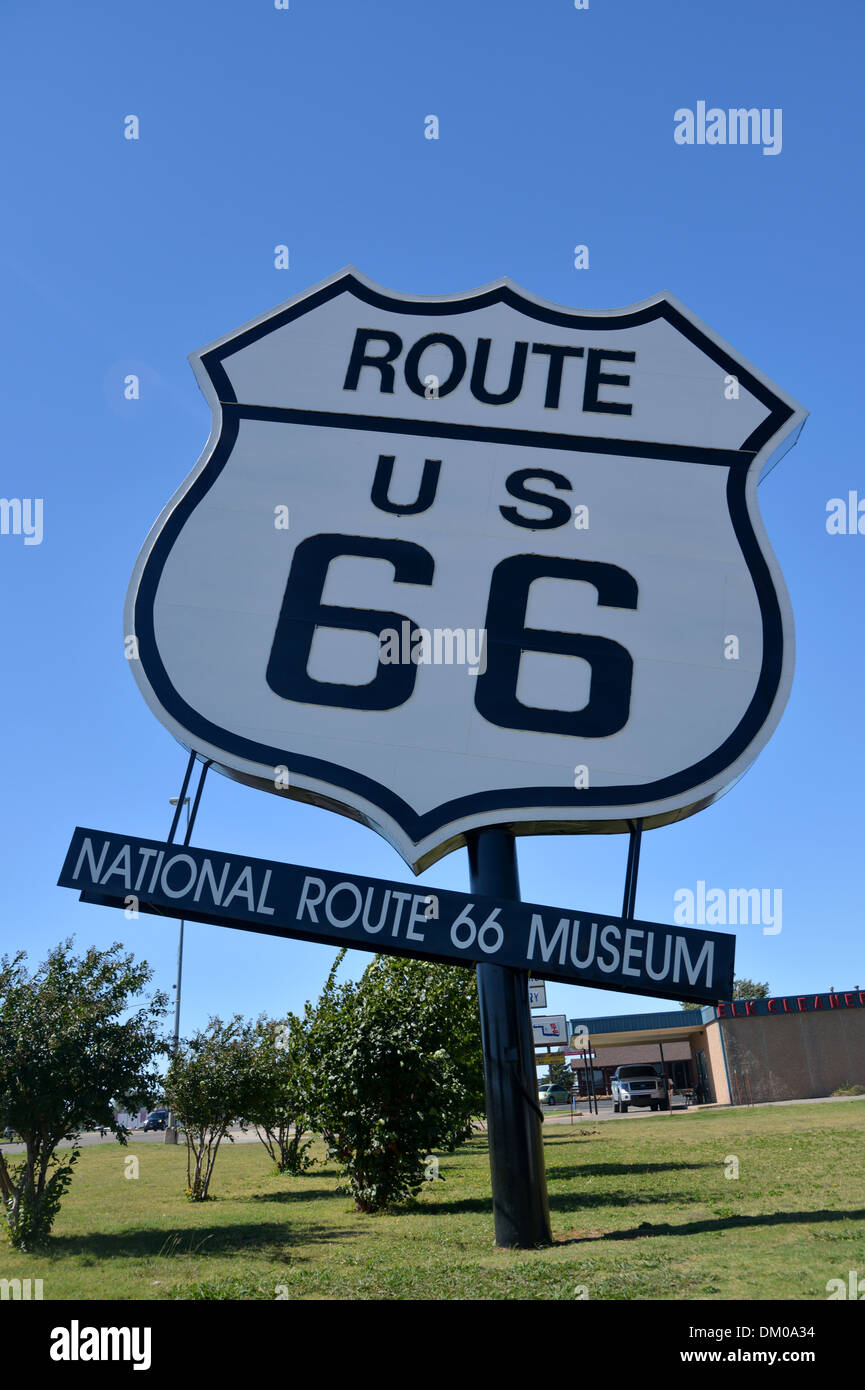 Riesige Route 66 Schild außerhalb der nationalen Route 66 Museum in Elk City, Oklahoma Stockfoto