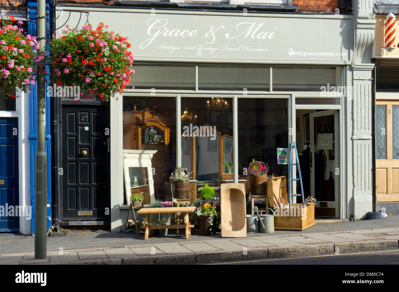 Möbel auf dem Bürgersteig vor dem Geschäft von Grace & Mai Antike und Vintage Französisch Möbeln in Sundridge Park, Kent. Stockfoto
