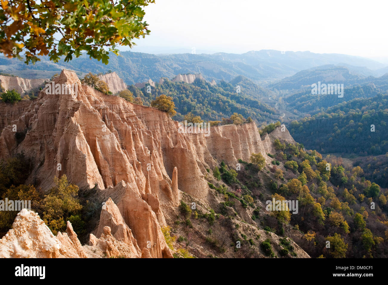 Sand-Pyramide. Im Hintergrund des Pirin-Gebirges (Bulgarien) Stockfoto