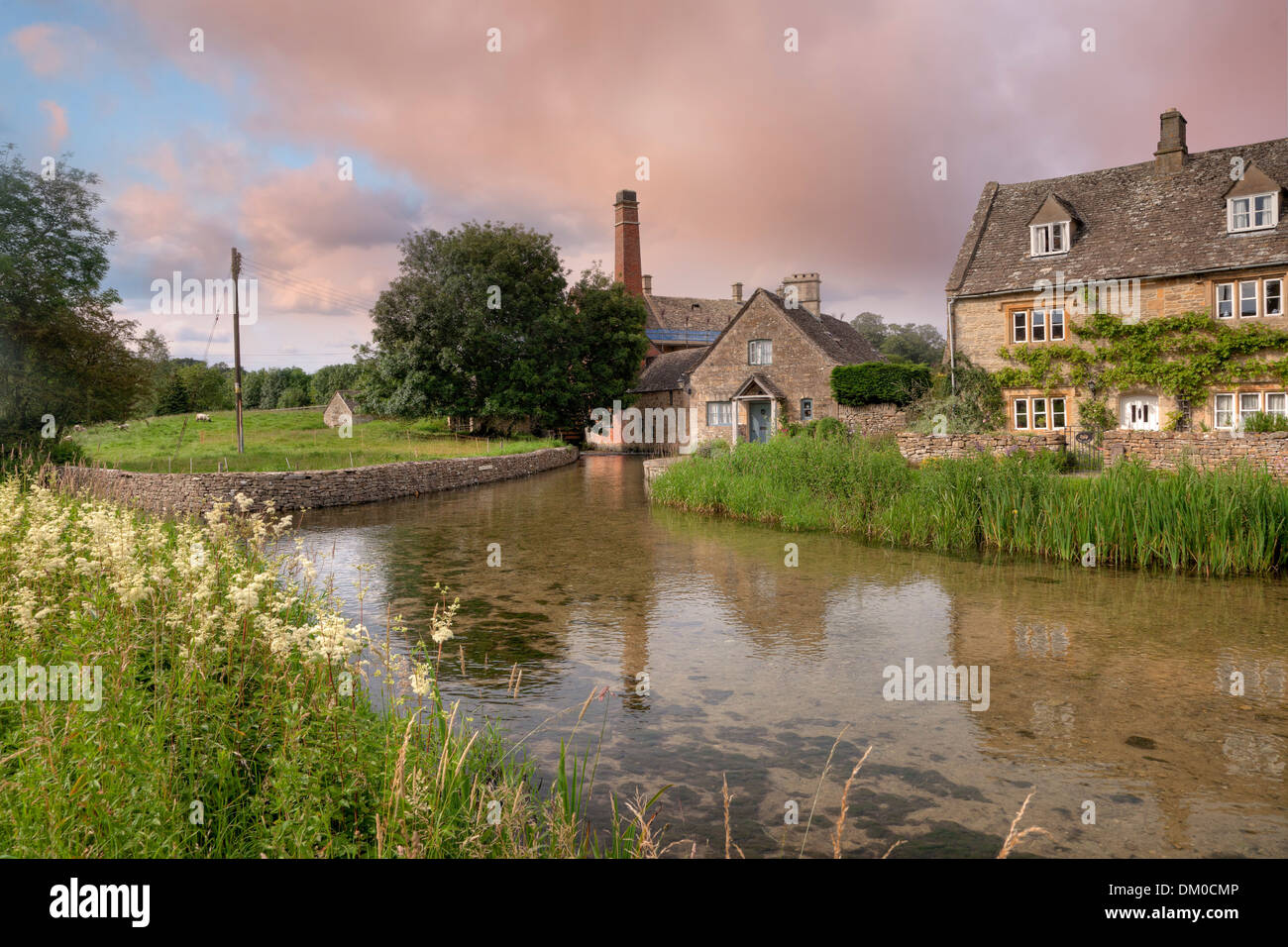 Die alte Mühle am Lower Slaughter in der Nähe von Bourton auf dem Wasser, Gloucestershire, England. Stockfoto