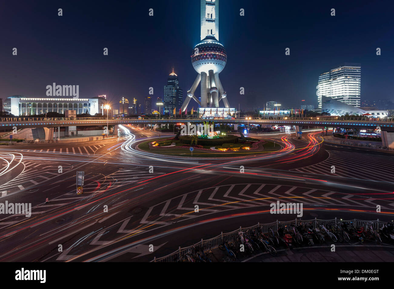 Stadtbild, Kreisverkehr in der Nacht, Pearl Tower, Lujiazui, Shanghai, China Stockfoto