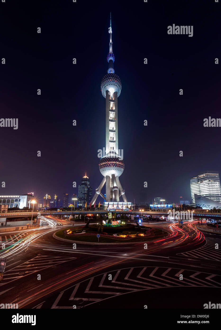 Stadtbild, Kreisverkehr in der Nacht, Pearl Tower, Lujiazui, Shanghai, China Stockfoto