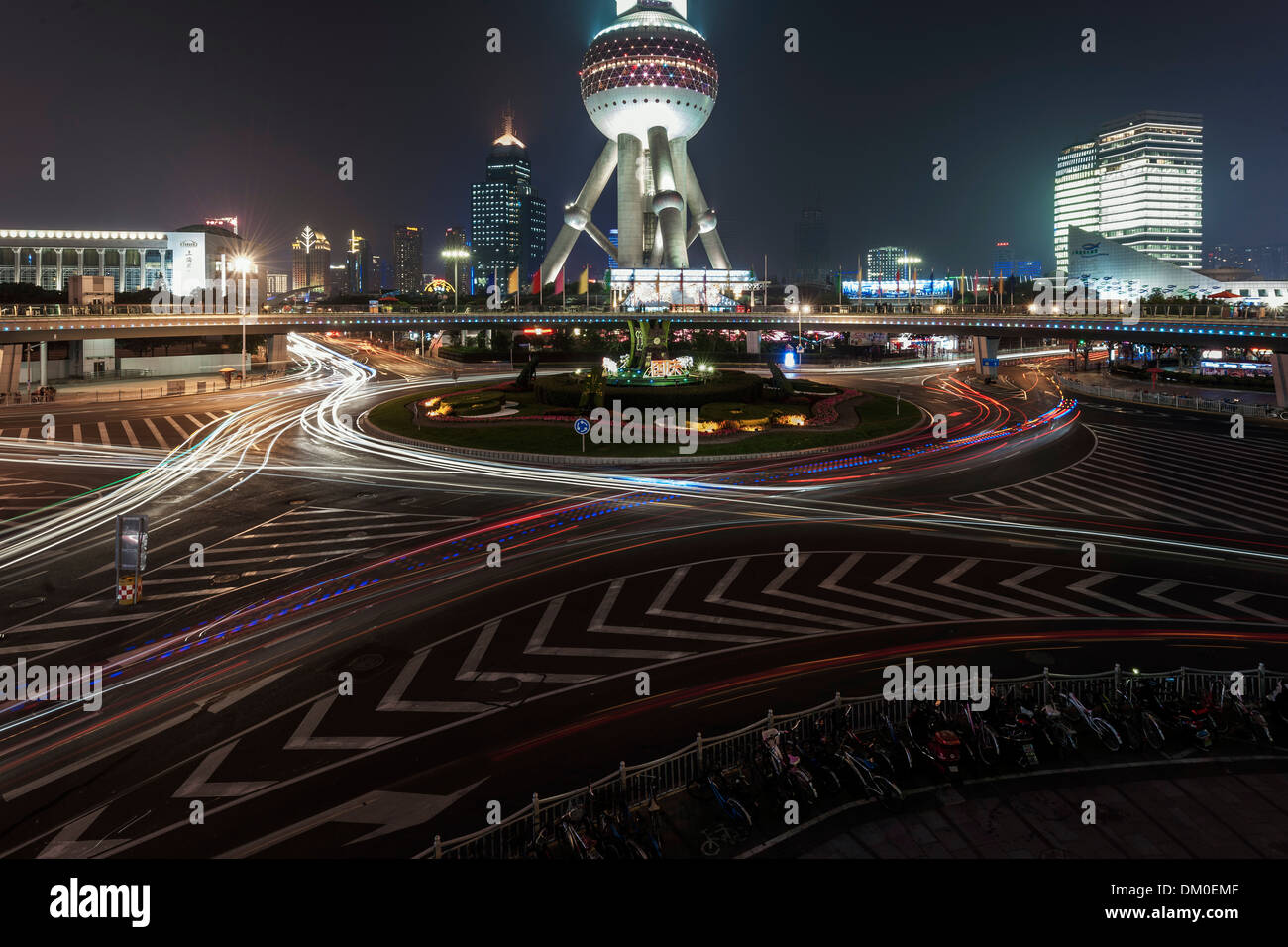 Stadtbild, Kreisverkehr in der Nacht, Pearl Tower, Lujiazui, Shanghai, China Stockfoto