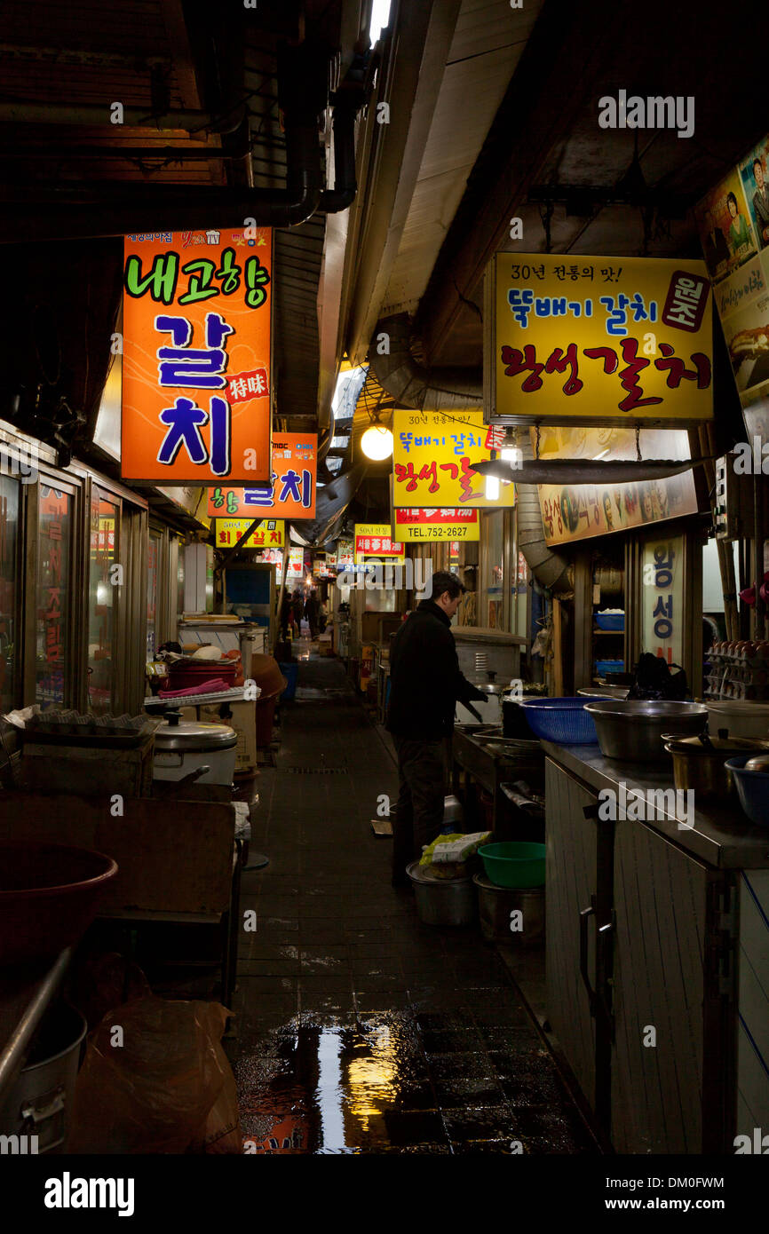 Allee der Galchi (Beltfish) Spezialitätenrestaurants in Shijang (traditionelle Markt) - Seoul, Südkorea Stockfoto