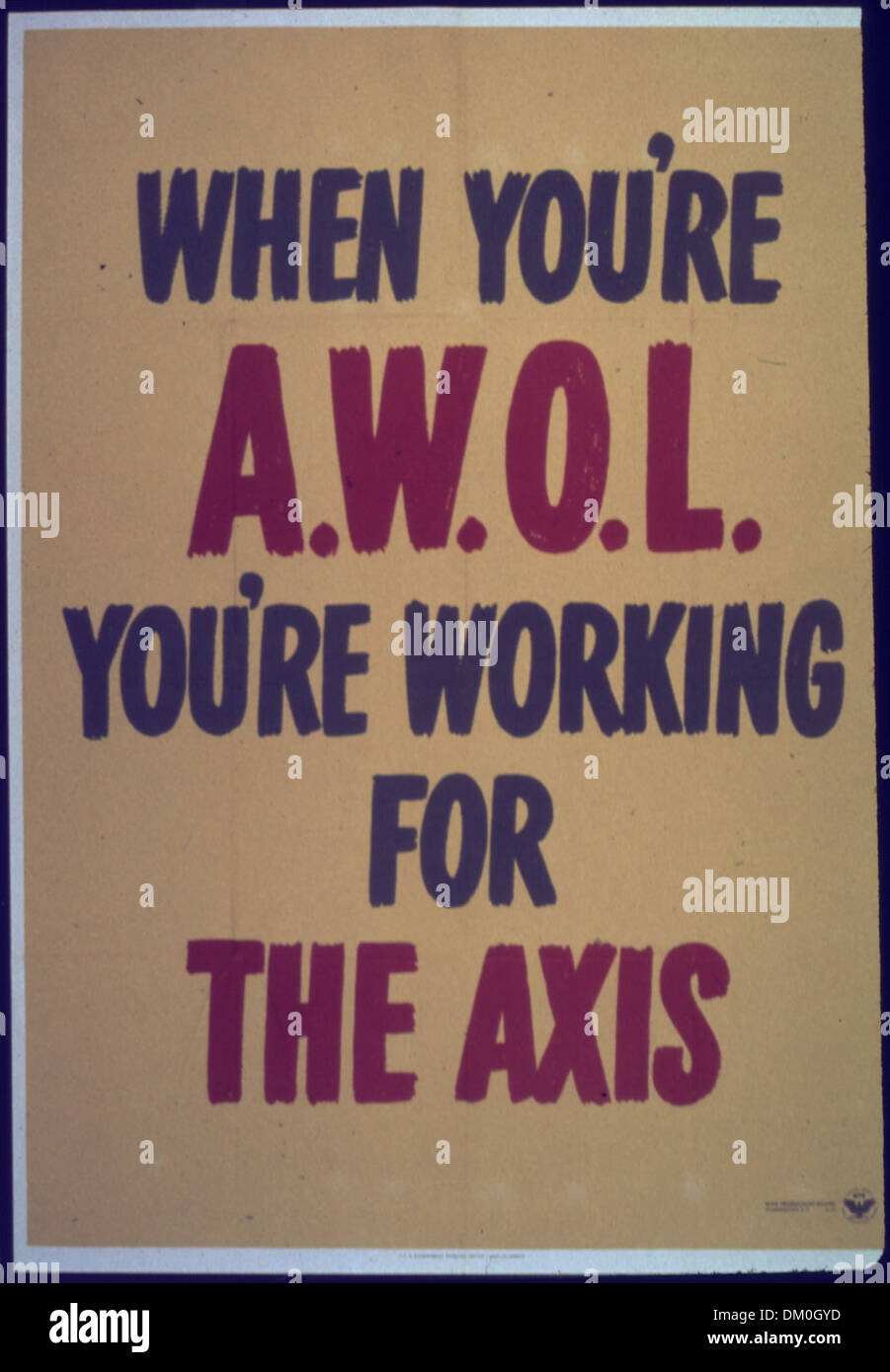 Dieses Propagandaplakat aus dem Zweiten Weltkrieg warnt vor Abwesenheit ohne Urlaub (A.W.O.L.) und unterstreicht, dass solche Aktionen die Achsenmächte unterstützen. Die Botschaft fordert Soldaten und Zivilisten gleichermaßen auf, die Kriegsanstrengungen zu unterstützen, indem sie engagiert bleiben und zur Sache beitragen. Stockfoto