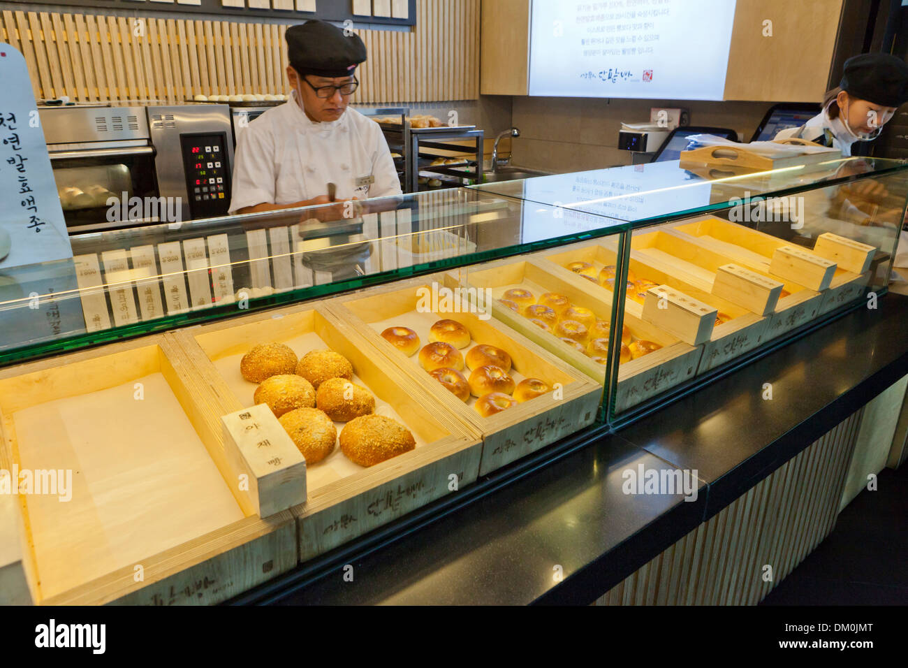 Baker, die Herstellung von Brot - Seoul, Südkorea Stockfoto