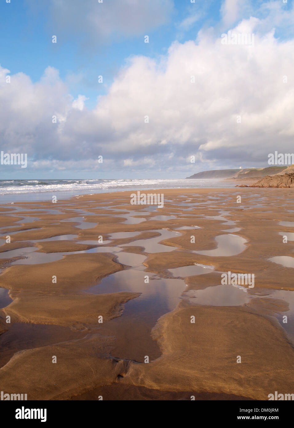 Nassen Sand bei Ebbe, Crooklets Strand, Bude, Cornwall, UK Stockfoto