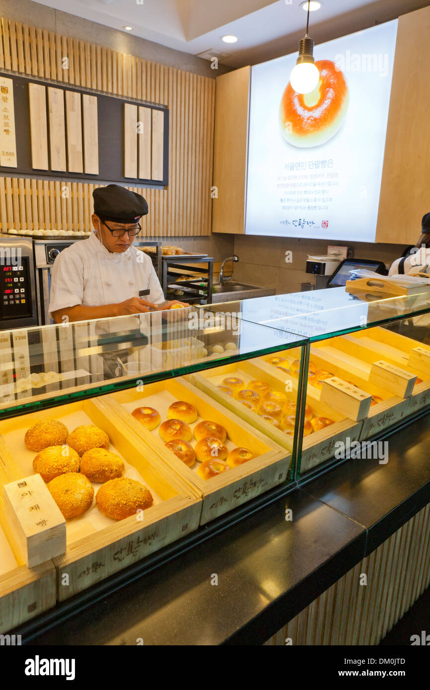 Baker, die Herstellung von Brot - Seoul, Südkorea Stockfoto