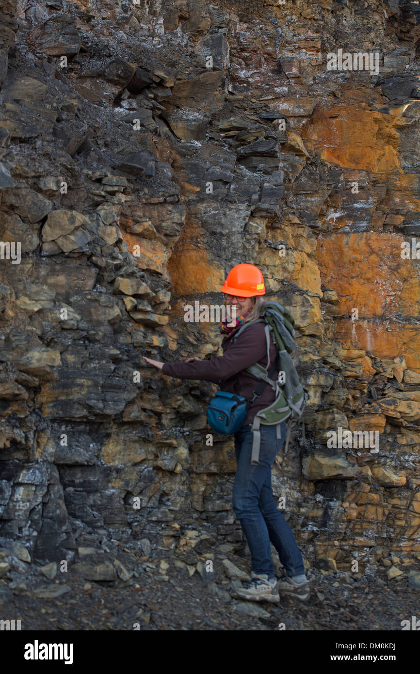 Weibliche Geologe Prüfung Marcellus Shale, in der Nähe von Marcellus NewYork, Quelle von Erdgas und Fracking kontrovers diskutiert Stockfoto