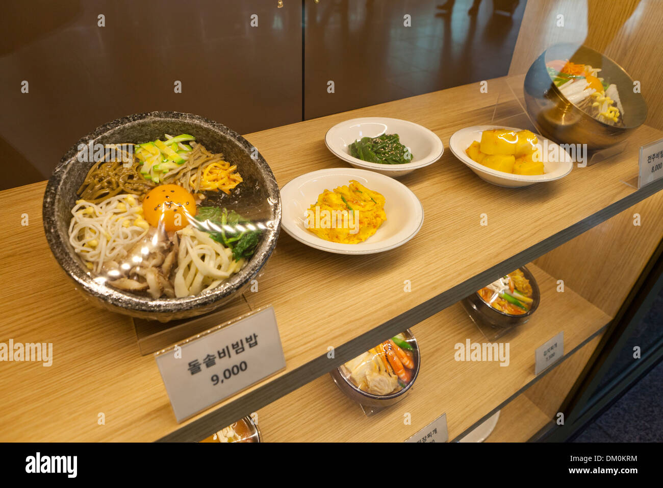 Kunststoff-Lebensmittel-Modell (Bibimbap - Gemüse auf Reis) Vitrine im Fastfood-Restaurant - Seoul, Südkorea Stockfoto Kunststoff-Lebensmittel-Modell (Bibimbap - Gemüse auf Reis) Vitrine im Fastfood-Restaurant - Seoul, Südkorea Stockfoto
