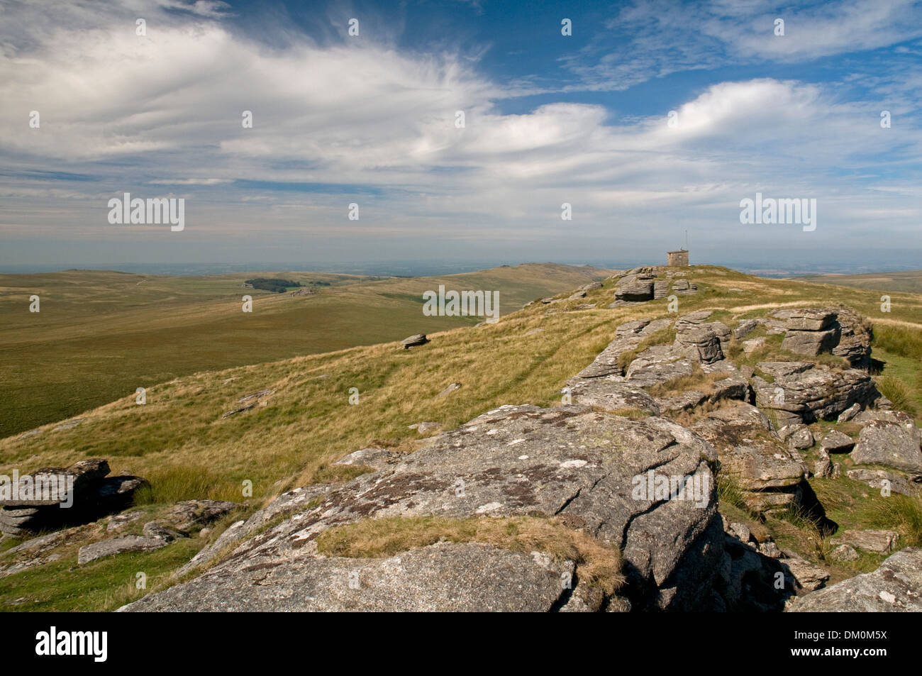 Auf der Suche nach Norden Steeperton Tor auf Dartmoor, mit Belstone auf den entfernten Hügelkette. Stockfoto