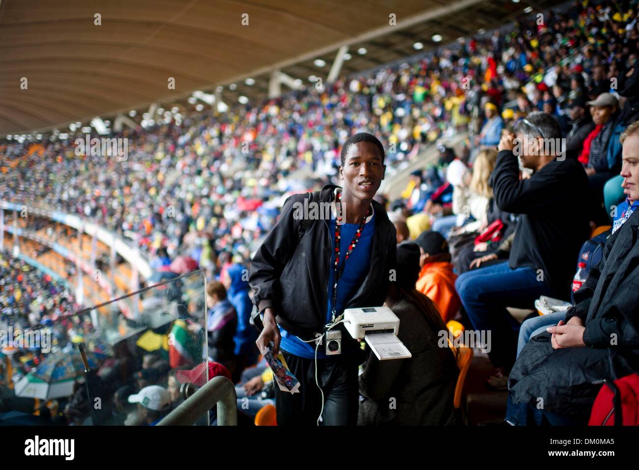 Johannesburg, Südafrika. 10. Dezember 2013.  Menschen, die Teilnahme an Nelson Mandelas öffentliche Trauerfeier im FNB-Stadion am 10. Dezember 2013, in Johannesburg, Südafrika. Der Vater der Nation starb ruhig am Abend des 5. Dezember 2013 in seinem Haus in Houghton mit Familie. Er wird in Qunu für die offiziellen Staatsbegräbnis am 15. Dezember 2013 begraben werden. Bildnachweis: Gallo Bilder/Alamy Live News Stockfoto