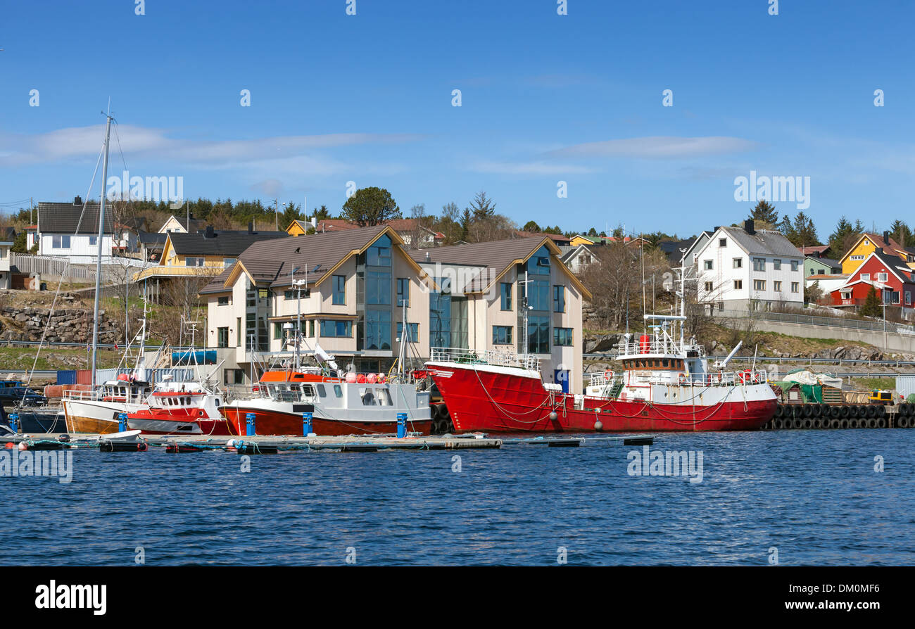 Rote und weiße Angelboote/Fischerboote stehen vor Anker in Norwegen Dorf Stockfoto