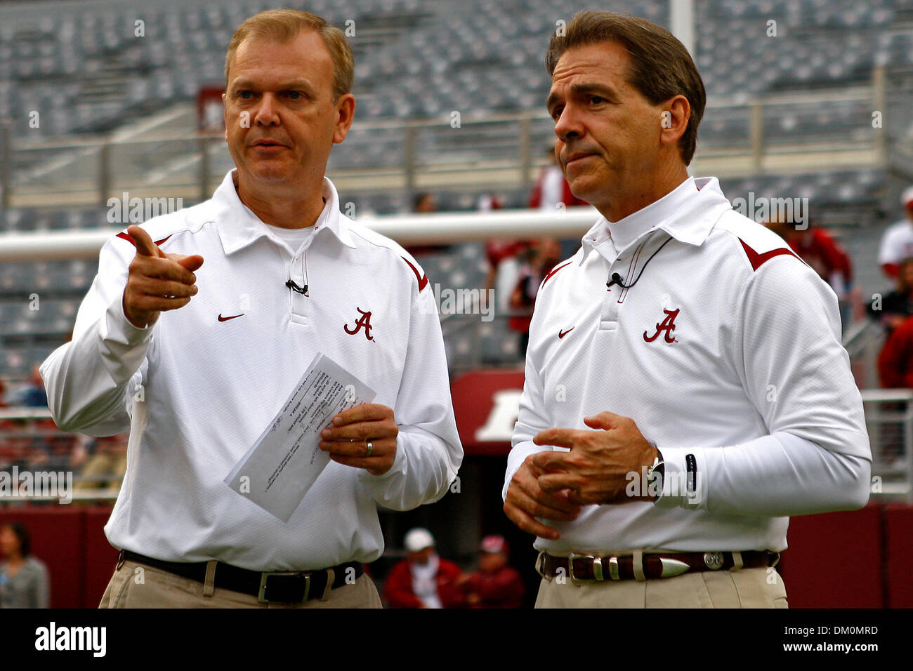 21. November 2009 - Tuscaloosa, Alabama, US - 21November2009: Alabama Trainer Nick Saban und Radiobeschaffenheit Jim Dunaway film '' The Nick Saban Show'', nachdem die NCAA Football-Spiel zwischen den CRIMSON TIDE und der UNIVERSITY of TENNESSEE at CHATTANOOGA in Tuscaloosa, Alabama Bryant Denny Stadium gespielt. Die UNIVERSITY of ALABAMA schlagen der UNIVERSITY of TENNESSEE at CHATTANOOGA 45 Stockfoto