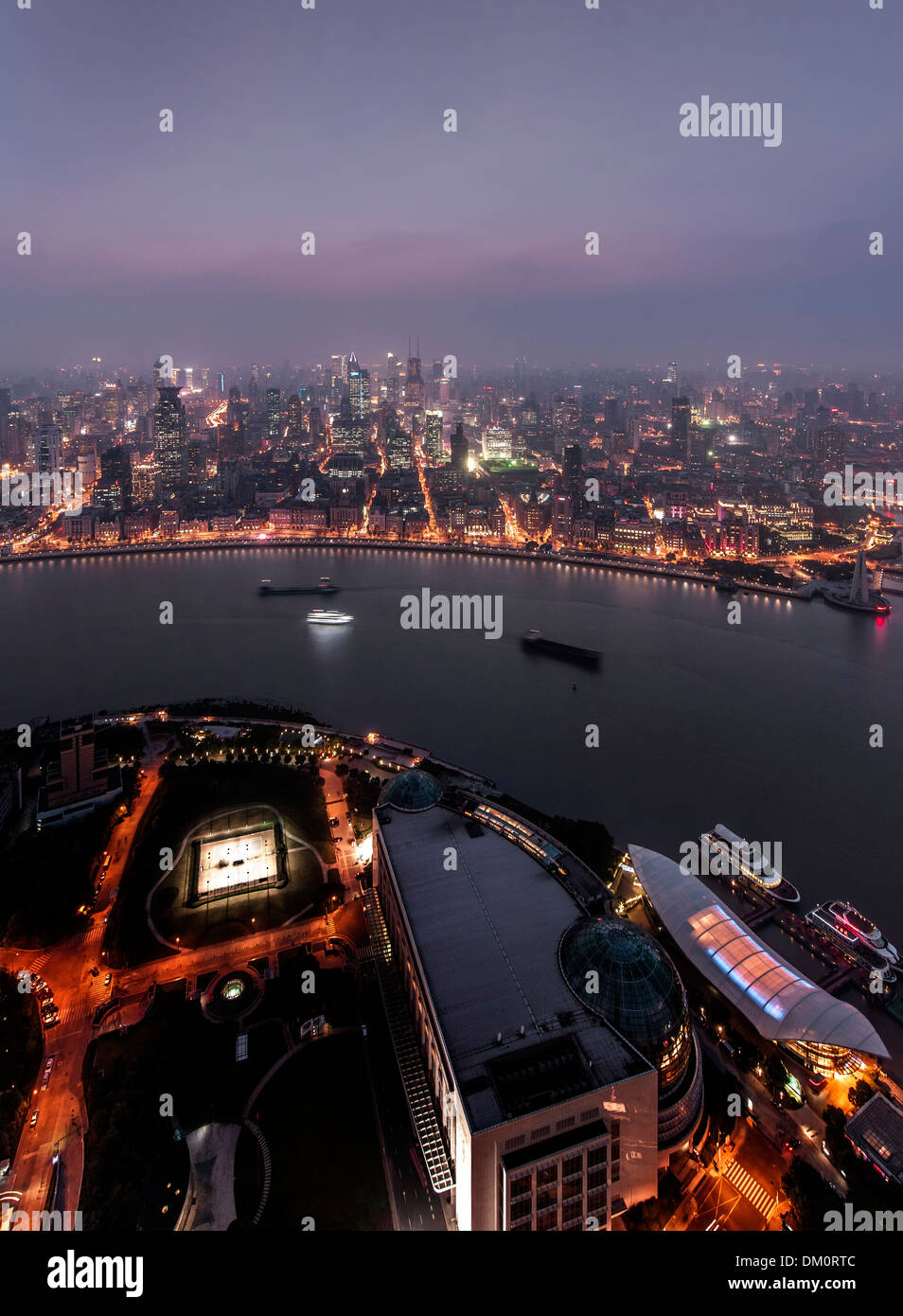 Stadtbild, Blick auf den Huangpu-Fluss, der Bund, Puxi, Shanghai, China Stockfoto