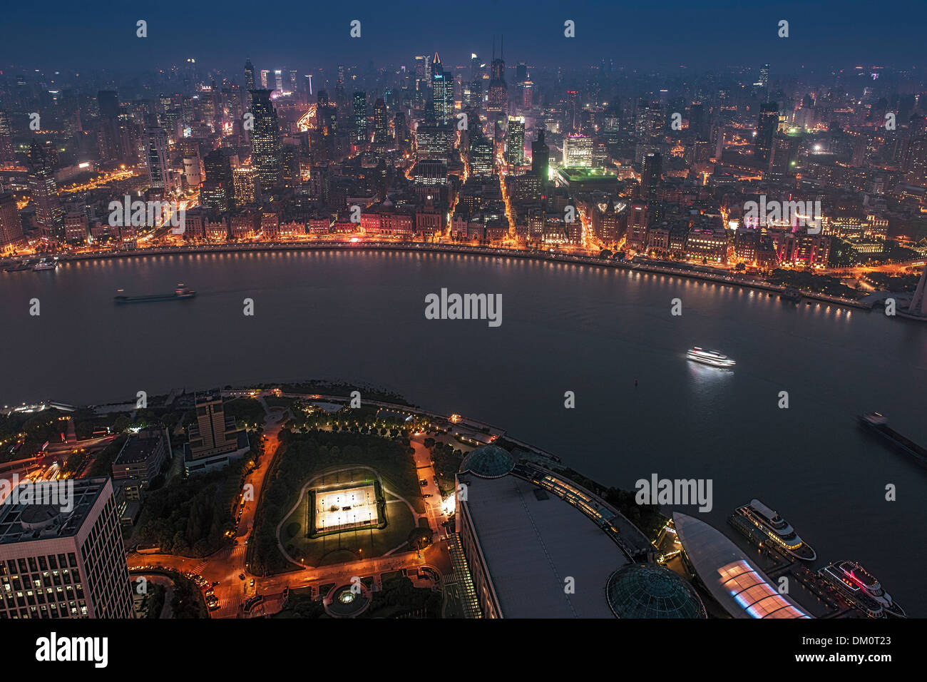 Stadtbild, Blick auf den Huangpu-Fluss, der Bund, Puxi, Shanghai, China Stockfoto