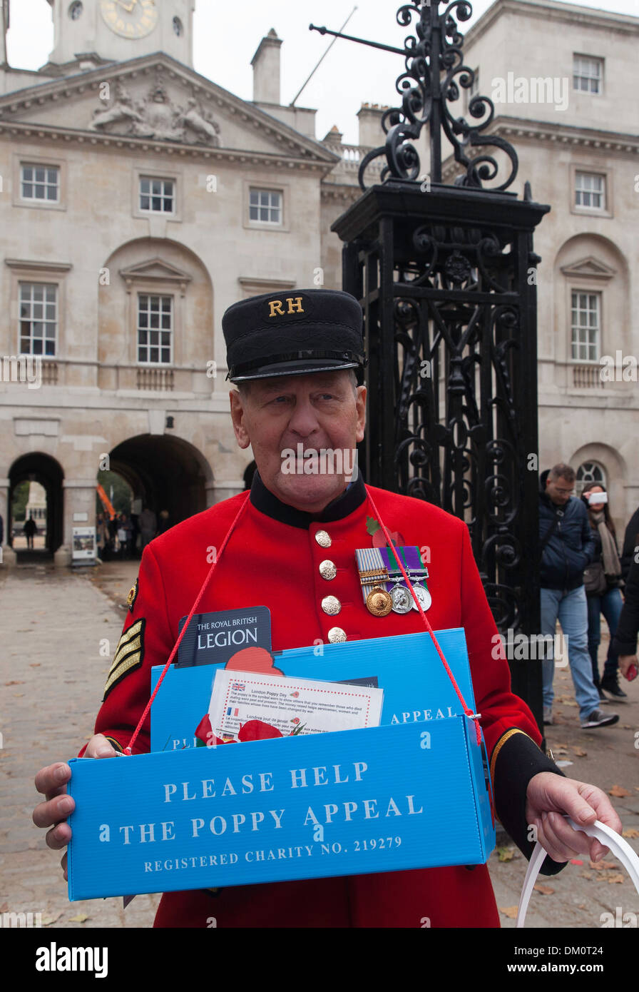 Chelsea Pensionär Mohn für die Mohn-Appell an Geld für Soldaten und Angehörige der Streitkräfte zu verkaufen Stockfoto