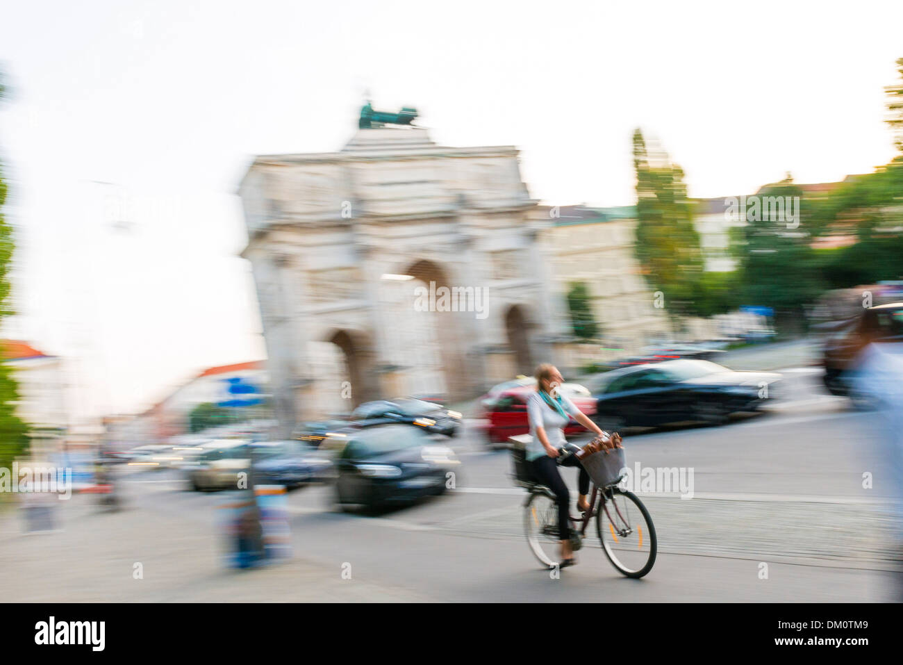 Fahrrad-Fahrer vor Siegestor, München, Bayern, Deutschland Stockfoto