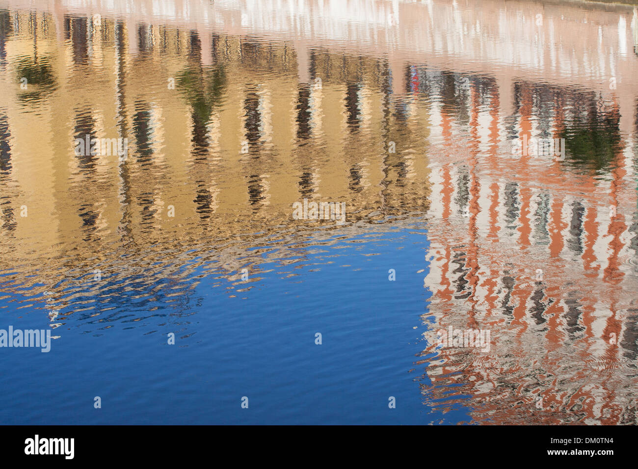 Russland, St. Petersburg, Gebäude spiegelt sich im Fluss Moyka nahe Jussupow-Palast Stockfoto