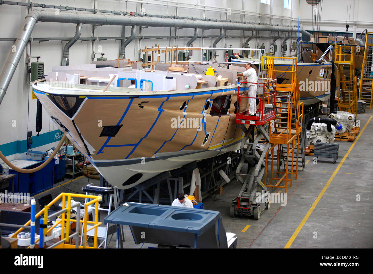 Riva 63 Virtus super Yachten im Bau an der Riva-Fabrik am Lago d ' Iseo in Sarnico, Italien. Stockfoto