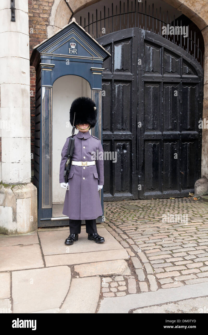 Irish Guard auf Wache außerhalb St. James Palace in London England Stockfoto