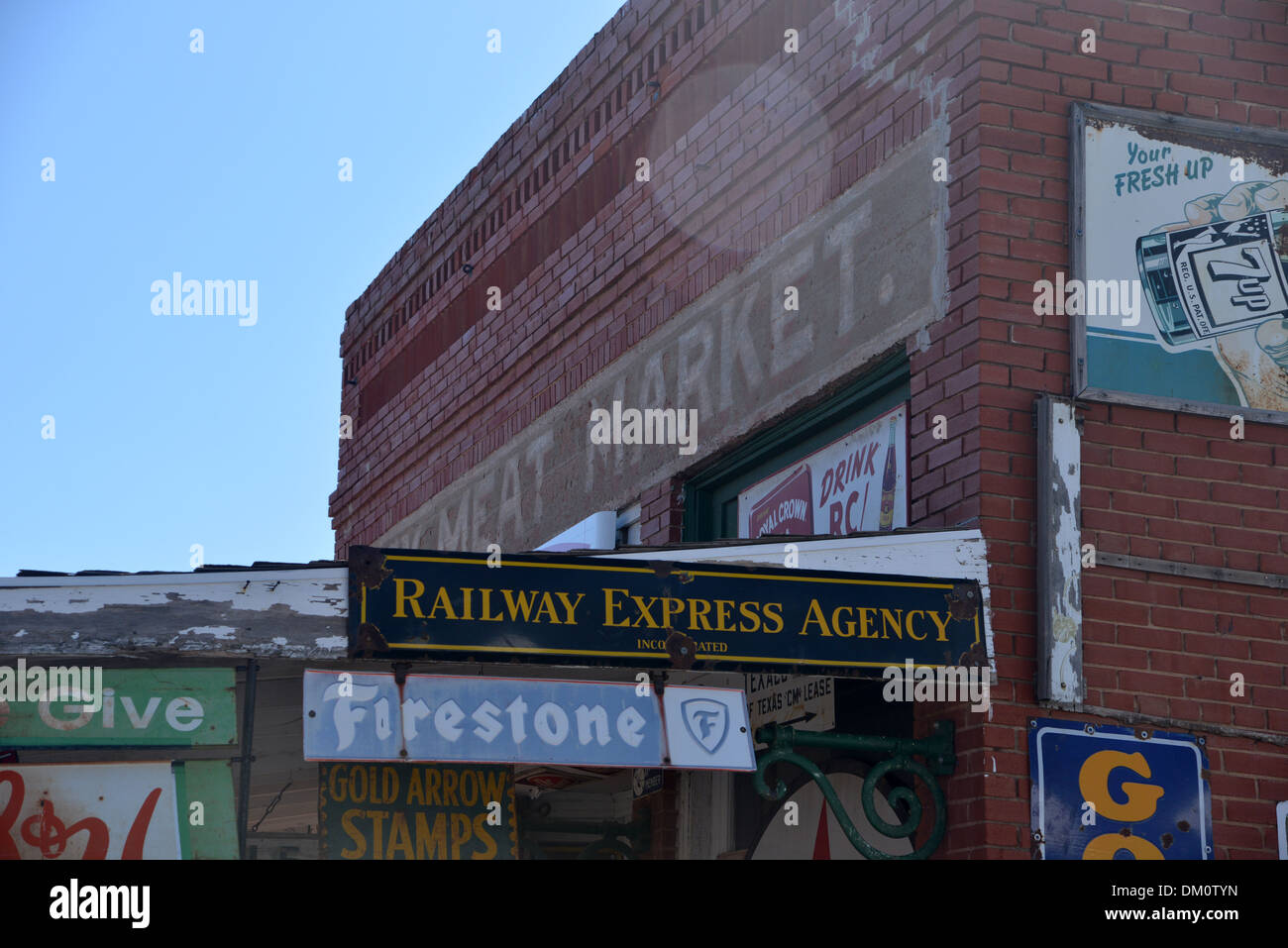 Sandhills Curiosity Shop, Erick, Oklahoma. Riesige Blechschild-Sammlung auf der Route 66, an der alten Stadt Fleischmarkt und die Besitzer nach Hause Stockfoto