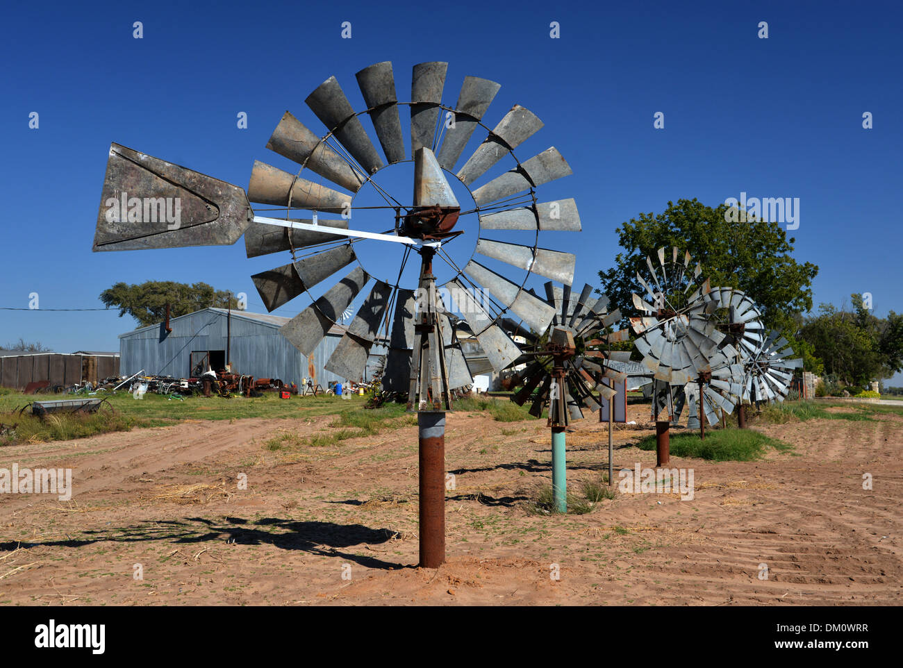 Windmühle Zaun entlang der alten Route 66, Erick, Oklahoma Stockfoto