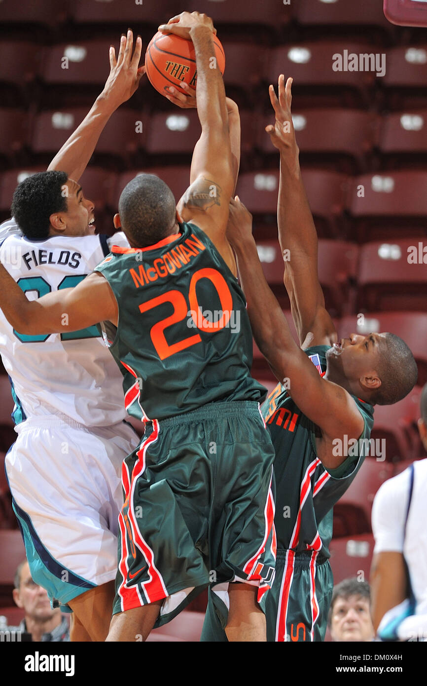 20. November 2009 - Charleston, SC, USA - 20. November 2009: Cyrus McGowan (20) von Miami blockiert die Wilmington John Fields (32).  Miami Hurricanes Hold off die UNC-Wilmington Seahawks 67-60 bei ESPN Charleston Classic in Carolina erste Arena in Charleston, SC. statt (Credit-Bild: © Tim Cowie/Southcreek Global/ZUMApress.com) Stockfoto