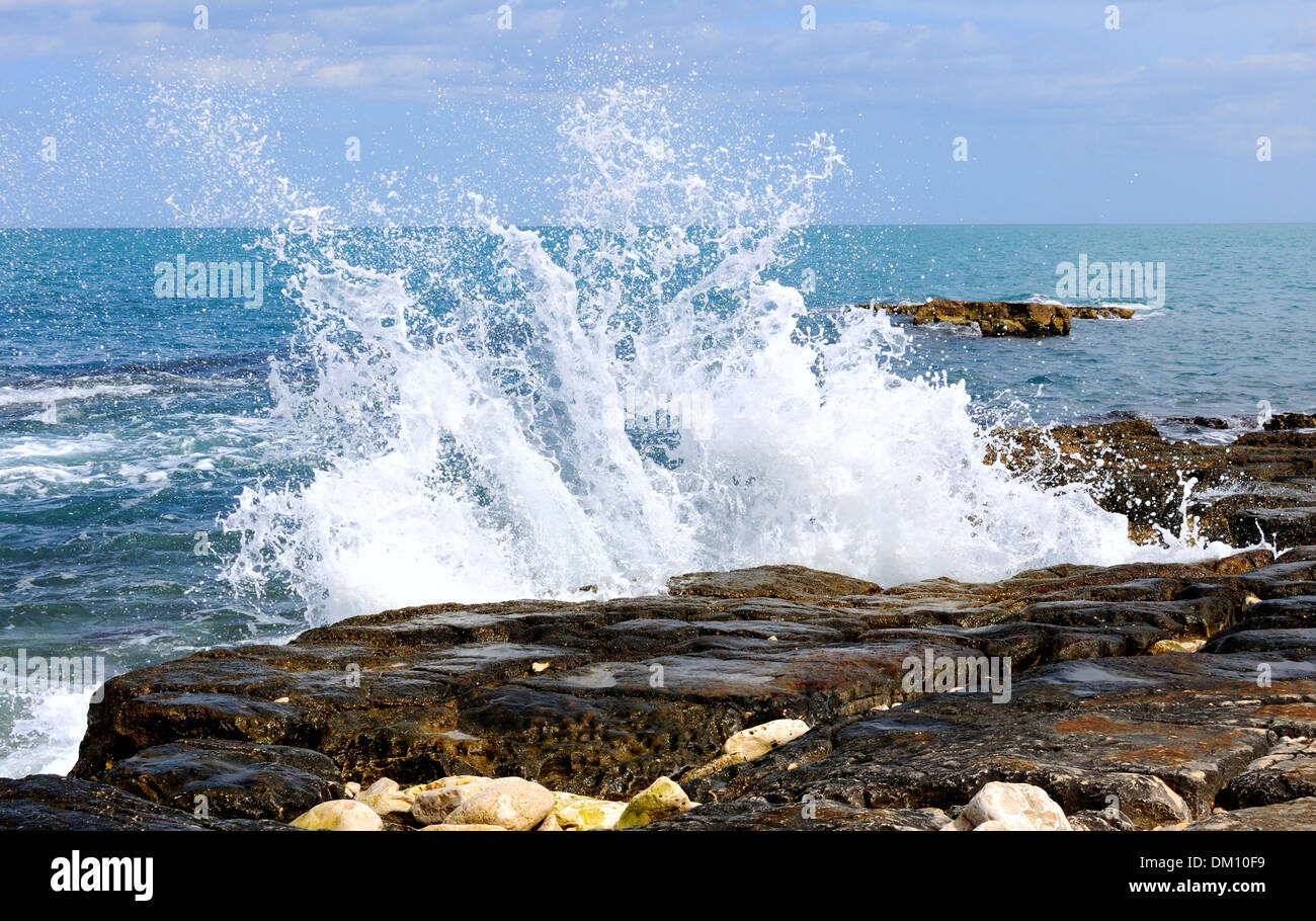 Wellen Cliffs Wellenbrecher rock -Fotos und -Bildmaterial in hoher Auflösung – Alamy